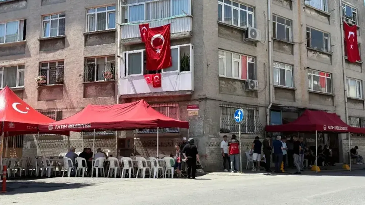 Piyade Sözleşmeli Er Ahmet Gültekin'in evi Türk bayraklarıyla donatıldı