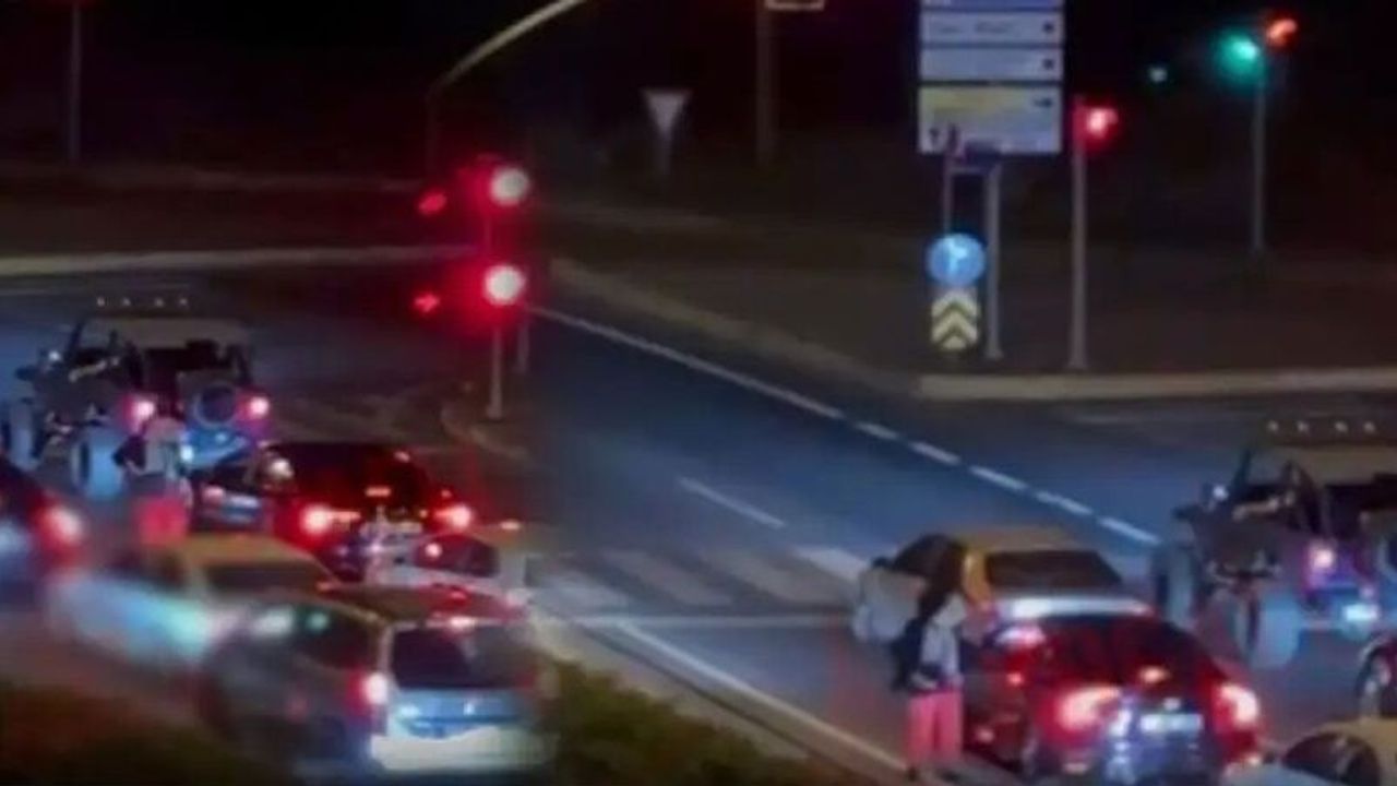 Karamürsel’de Mickey Mouse kostümlü şahıs trafiği birbirine kattı