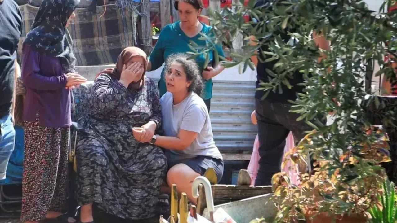 Evinde yangın çıkan adam söndürme çalışmalarını çaresiz gözlerle izledi