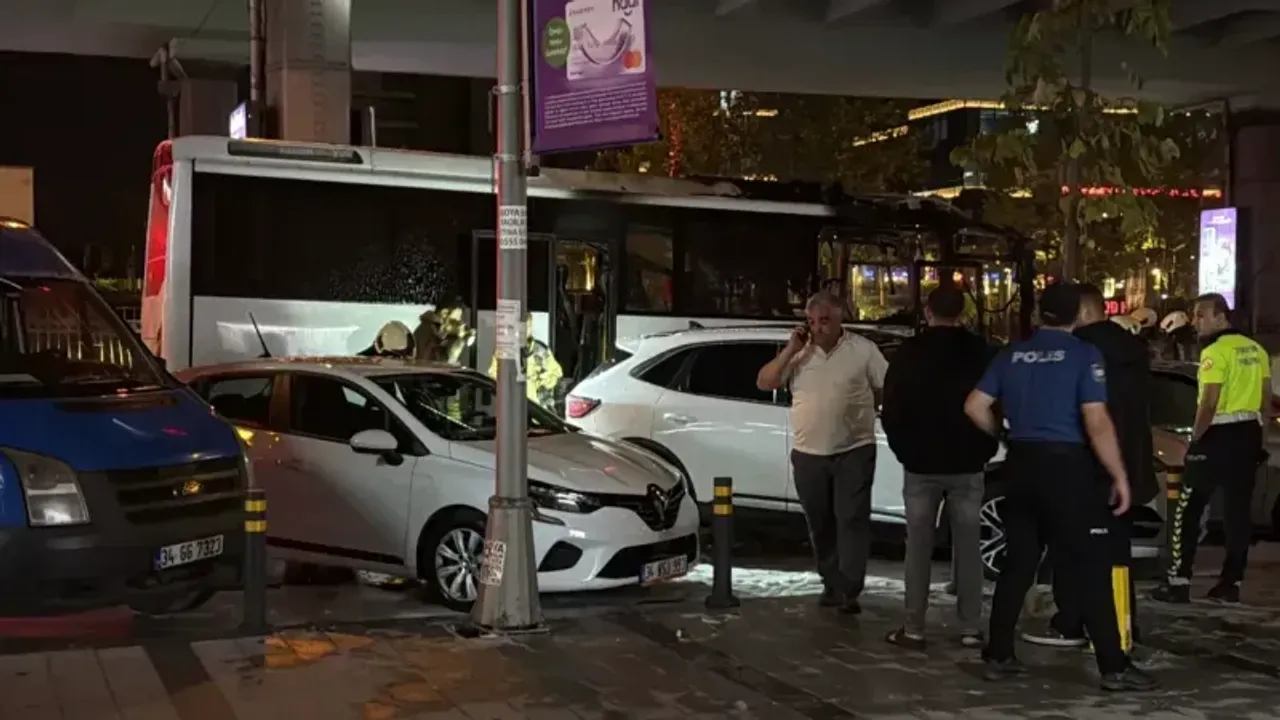Şişli'de turistleri taşıyan tur otobüsü alev alev yandı