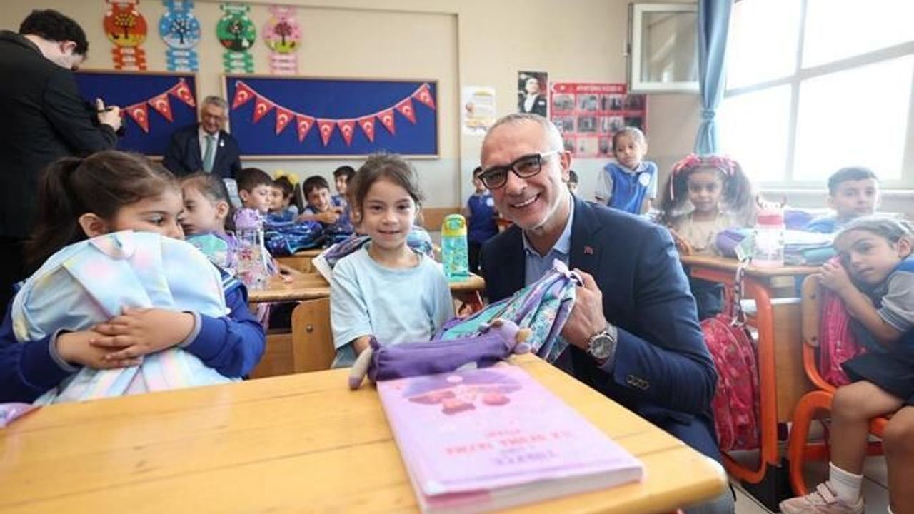 Başkan Ömeroğlu’ndan 1. Sınıf Öğrencilerine Çanta ve Kırtasiye Desteği