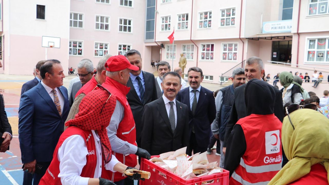 Vali İlhami Aktaş, Türk Kızılayı Gölcük Şubesi’nin Etkinliğine Katıldı
