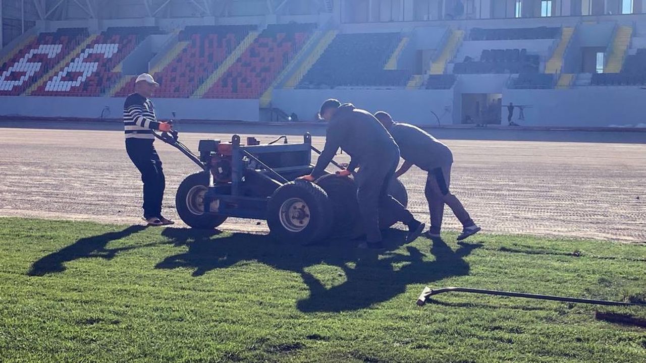 Yozgat Bozok Stadı’nda sona doğru! Çim serimi başladı
