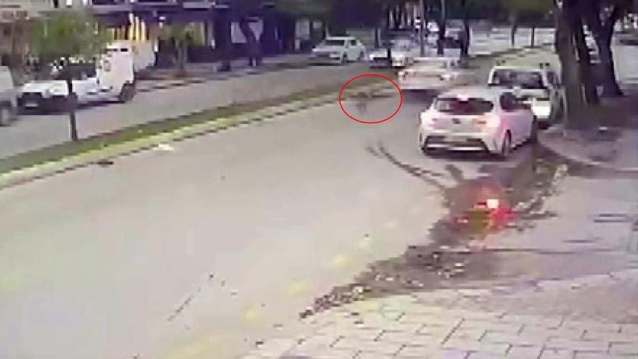 Otomobil yaya geçidinde can aldı! Acı anlar kamerada