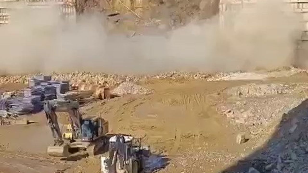 Gürültüyle yıkıldı yol çöktü