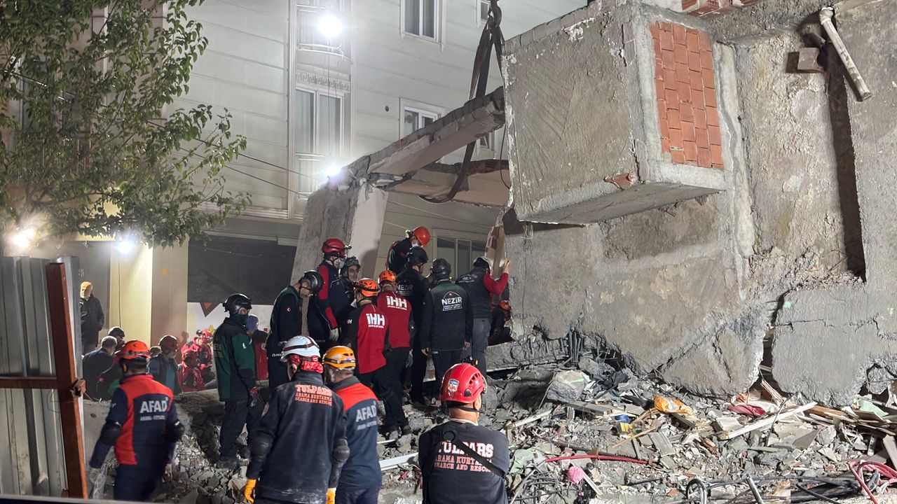 Gebze’de Çöken Binada Kurtarılan Genç Kızı Yetkililer Hastanede Ziyaret Etti