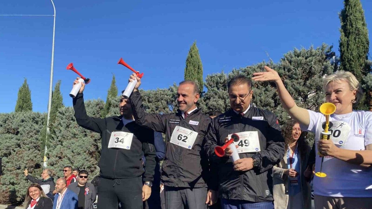 2. Uluslararası Sancaktepe Cumhuriyet Koşusu büyük coşkuyla tamamlandı