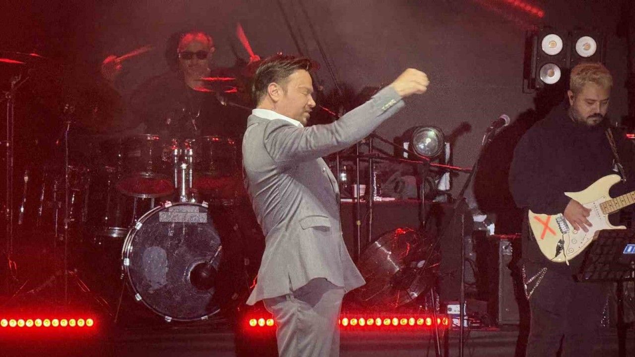 29 Ekim’de yüzlerce vatandaş Sinan Akçıl şarkılarıyla coştular