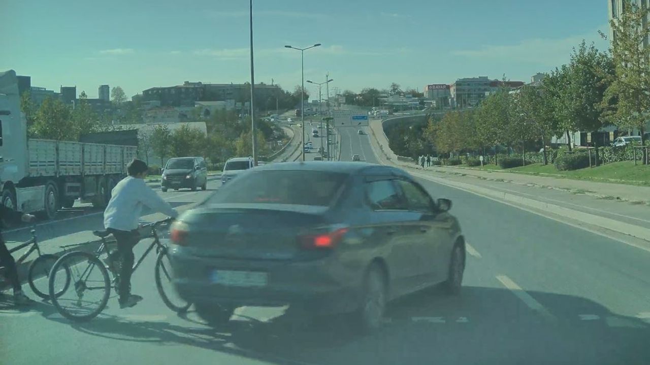 Arnavutköy’de faciadan dönüldü: Kırmızı ışık ihlali, bisikletli çocukları teğet geçti