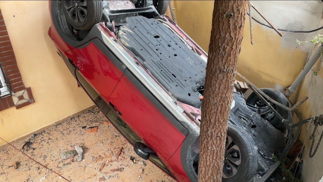 Ataşehir’de feci kaza! Fren yerine gaza basan sürücü apartman bahçesine uçtu