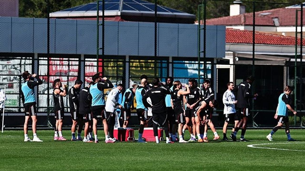 Beşiktaş derbi öncesi bayram coşkusuyla sahada: Antrenman Türk bayrağıyla başladı