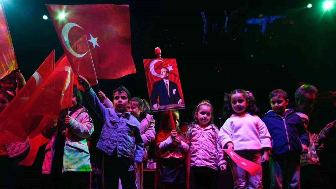 Cumhuriyet coşkusu fener alayı ve Feridun Düzağaç konseriyle zirveye ulaştı