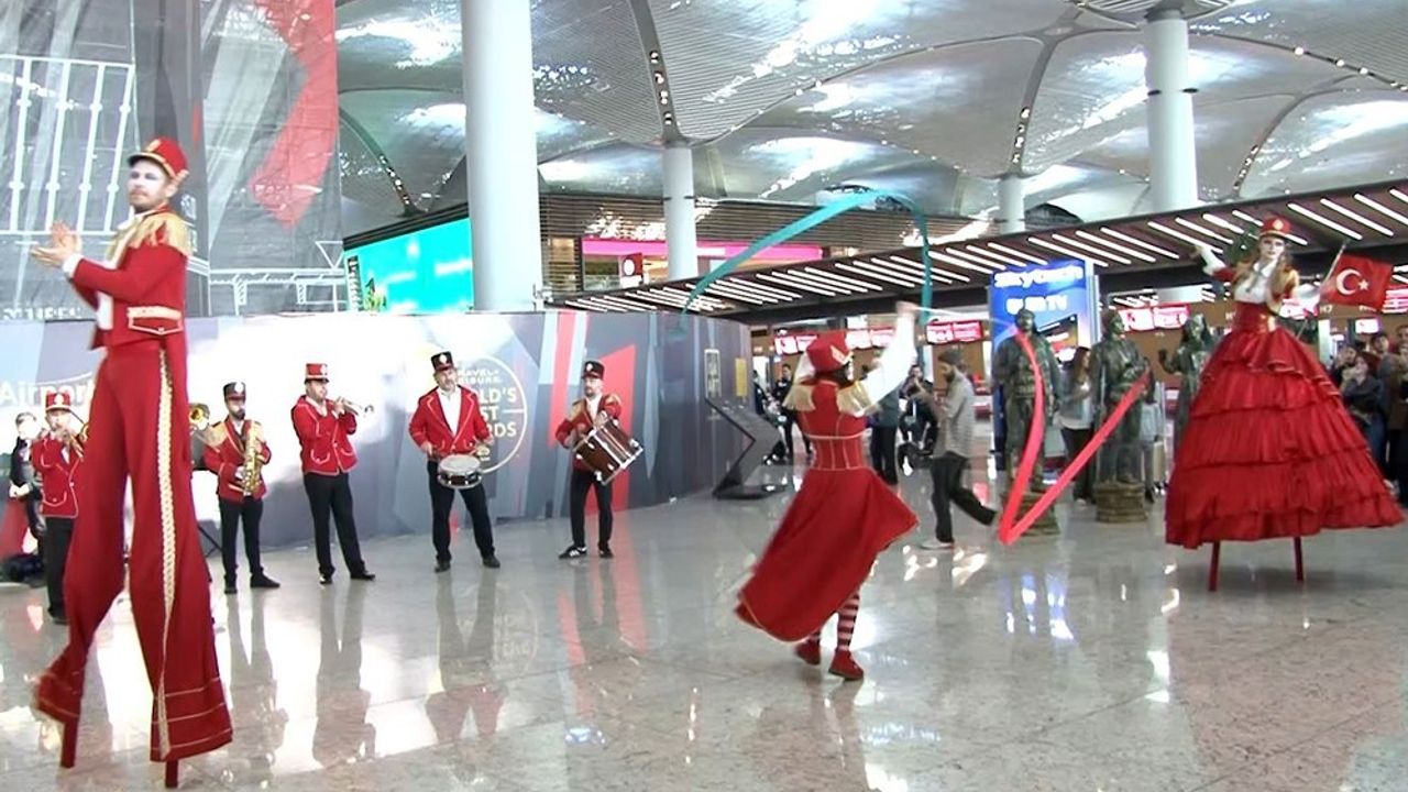 Cumhuriyet coşkusu İstanbul Havalimanı’nda: Yolculara sürpriz kutlama