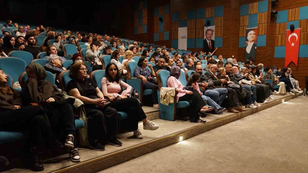 Duygusal ve Düşündürücü Anlar: Esenyurt’ta “Ocak” Oyunu Ayakta Alkışlandı