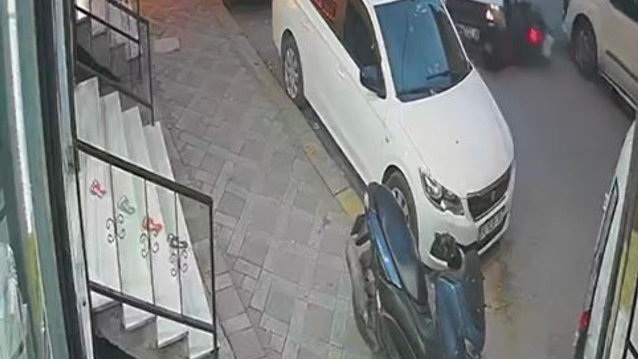 Esenyurt’ta kasksız ve ehliyetsiz gençler kaza yaptı: O anlar kamerada