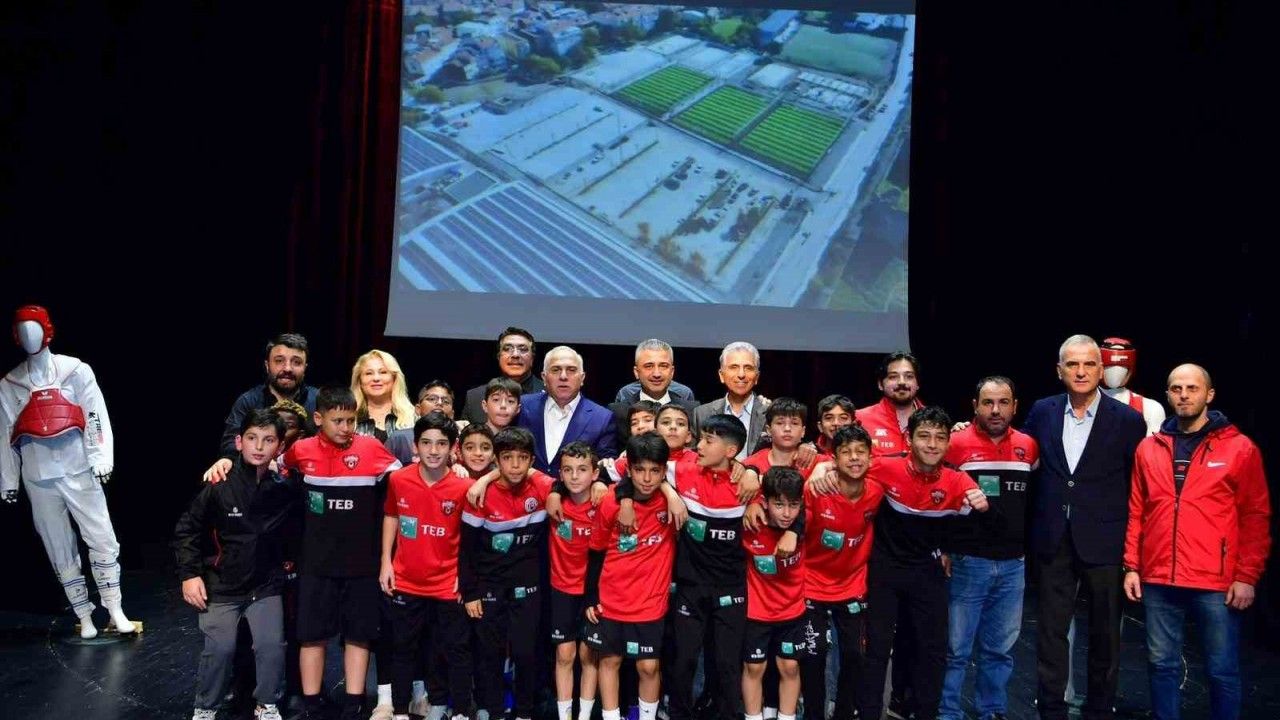 Fatih Belediyesi’nden amatör kulüplere büyük destek: Binlerce spor malzemesi dağıtıldı