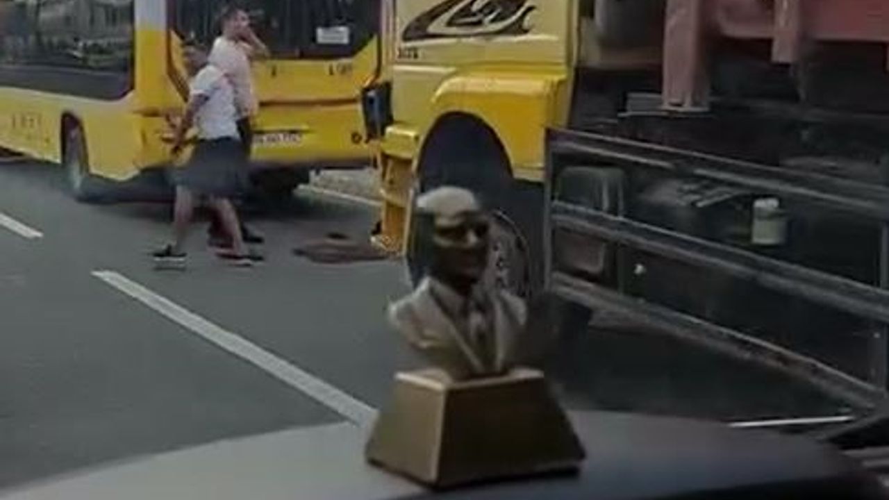 İstanbul'da trafikte panik anları: Otobüse kamyon çarptı, yolcular yaralandı