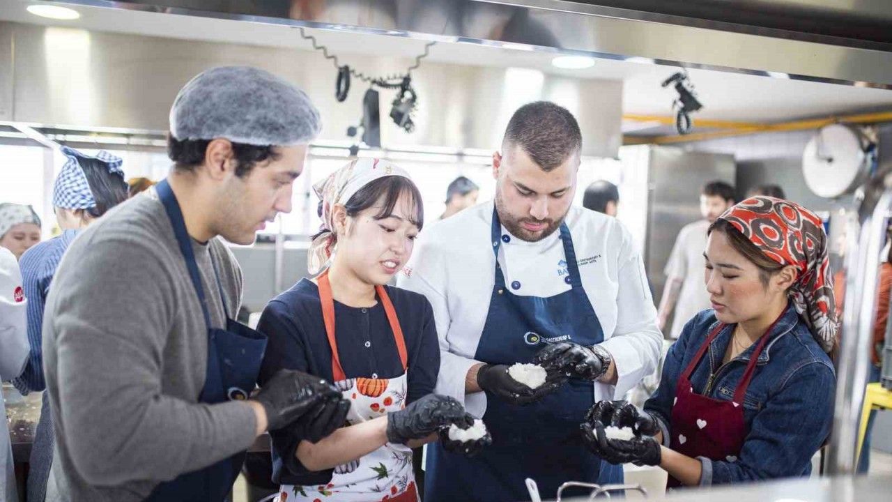 Japon öğrenciler Türk mutfağını keşfetti: İstanbul’da kısırdan baklavaya lezzet dolu deneyim
