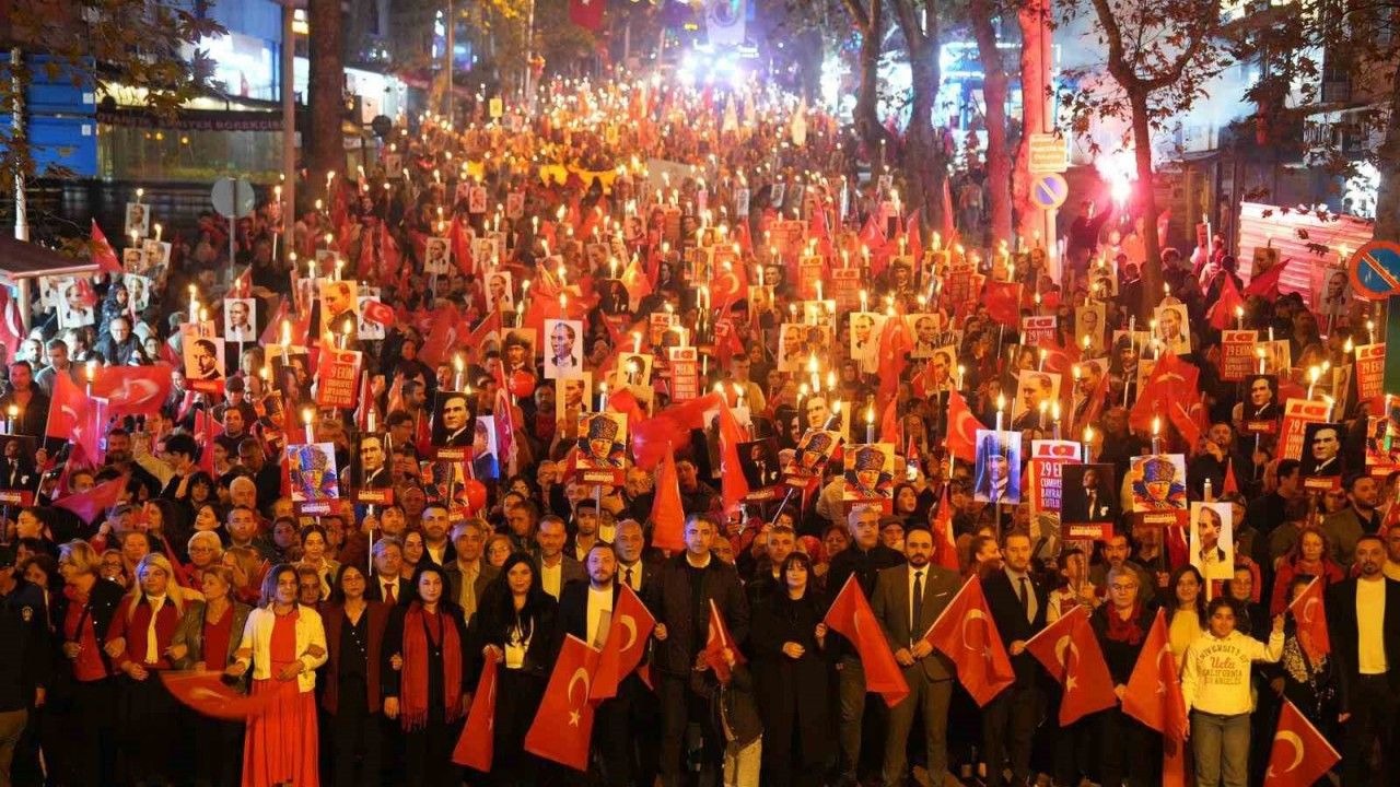 Kartal’da Cumhuriyet coşkusu sokağa taştı: Binlerce kişi fener alayında buluştu