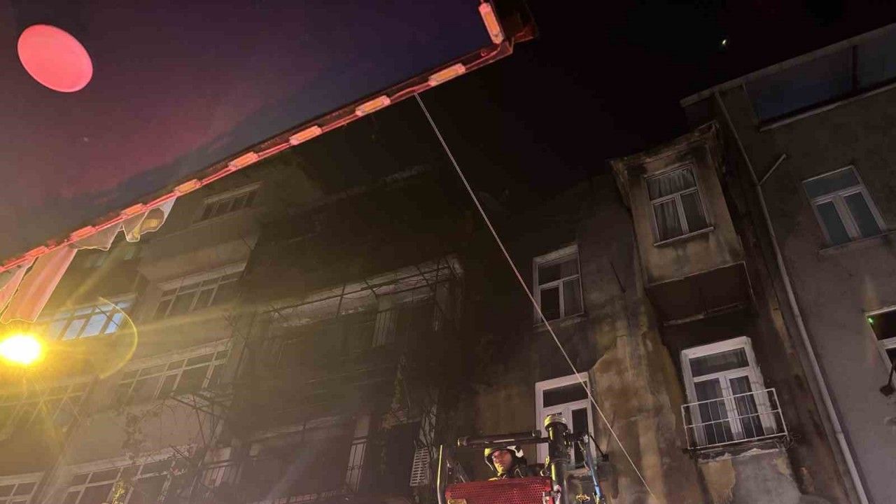 Kız istemede patlatılan havai fişekler evi yaktı: