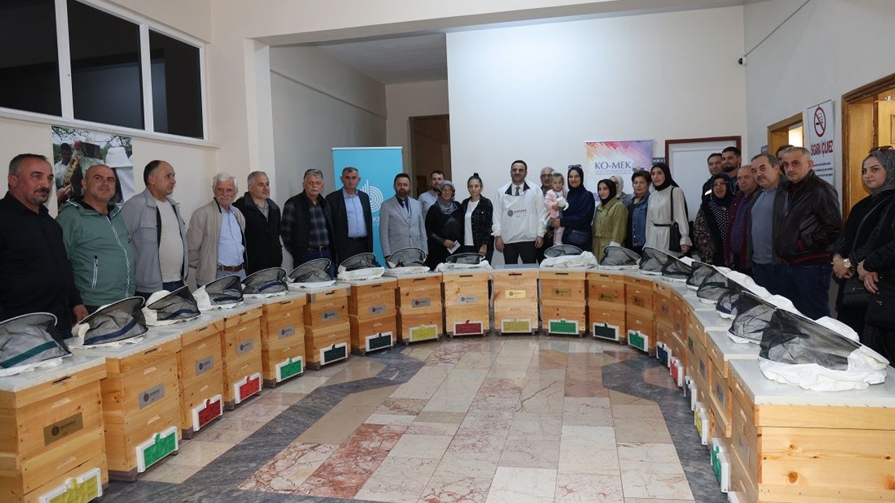 Kocaeli’de bal gibi eğitim! KO-MEK kursiyerlerine kovan desteği