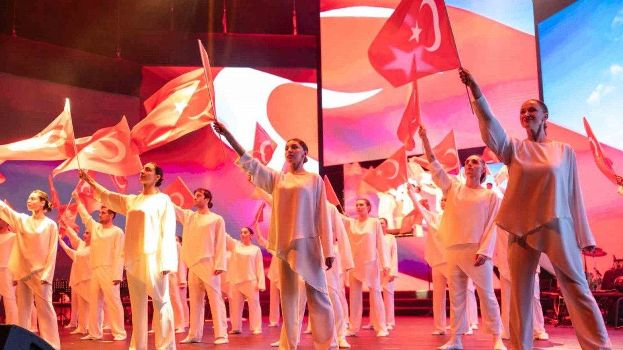 Kolej öğrencileri Cumhuriyet için sahne aldı