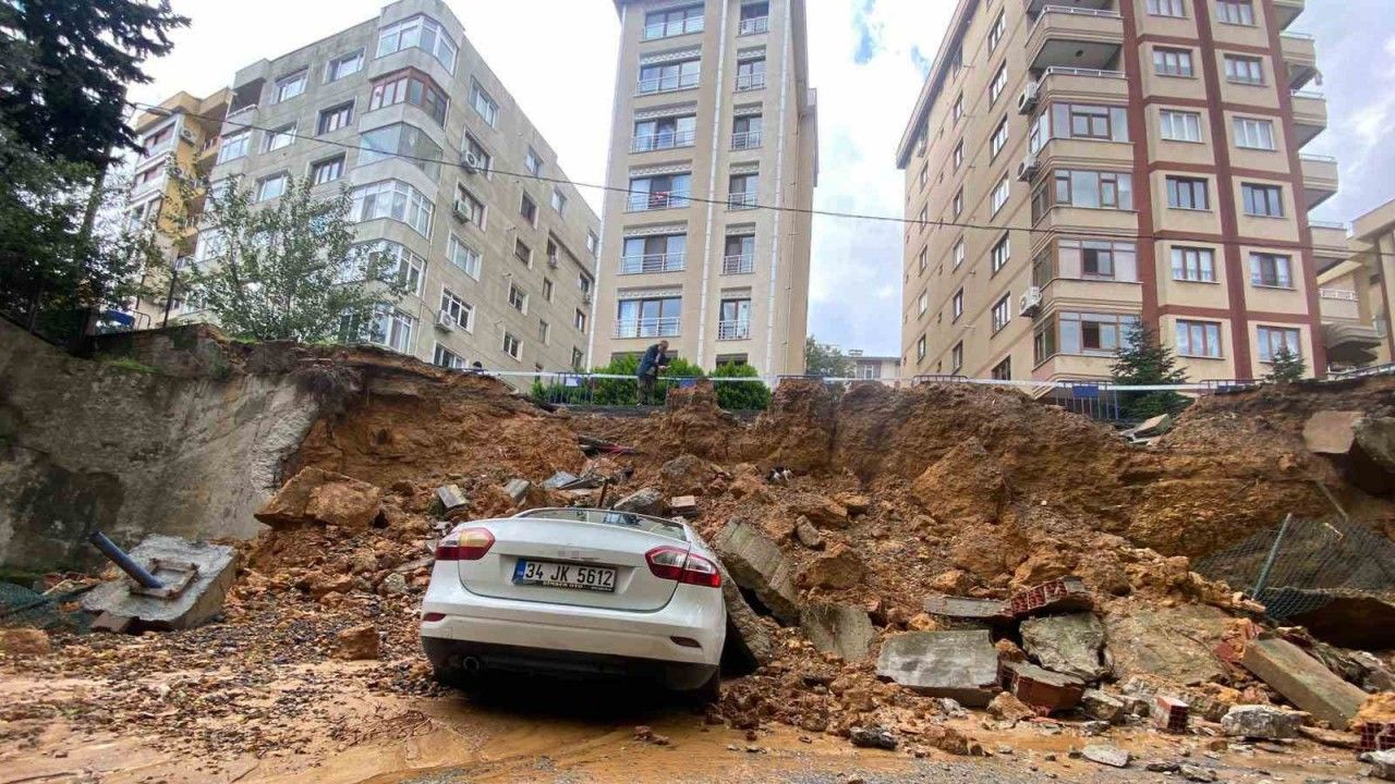 Maltepe’de istinat duvarı park halindeki 3 otomobilin üzerine çöktü
