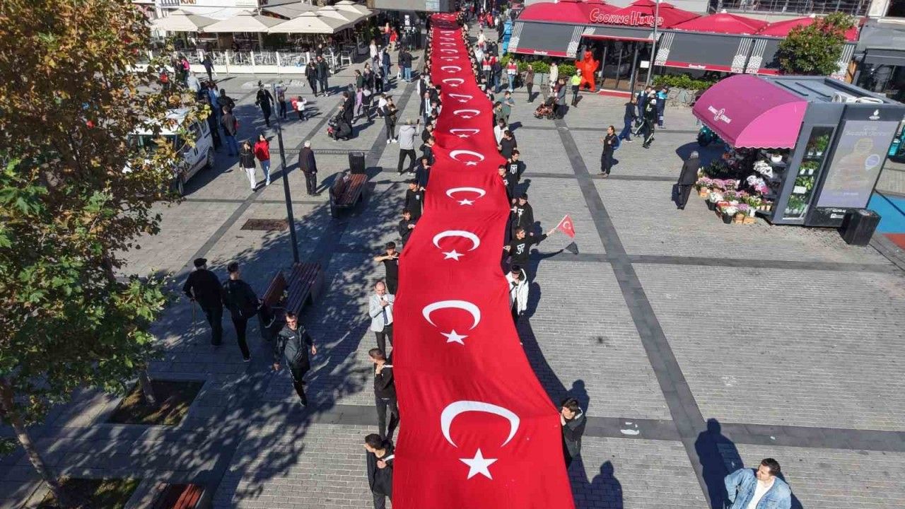 Gökyüzünden böyle görüntülendi! Pendik’te Cumhuriyet’e dev bayraklı selam