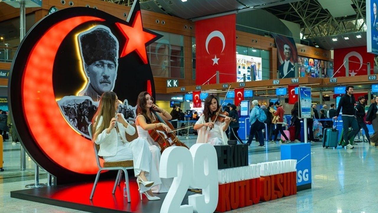 Sabiha Gökçen’de bayram coşkusu: Yolcular müzik ve görsellerle 29 Ekim’i kutladı