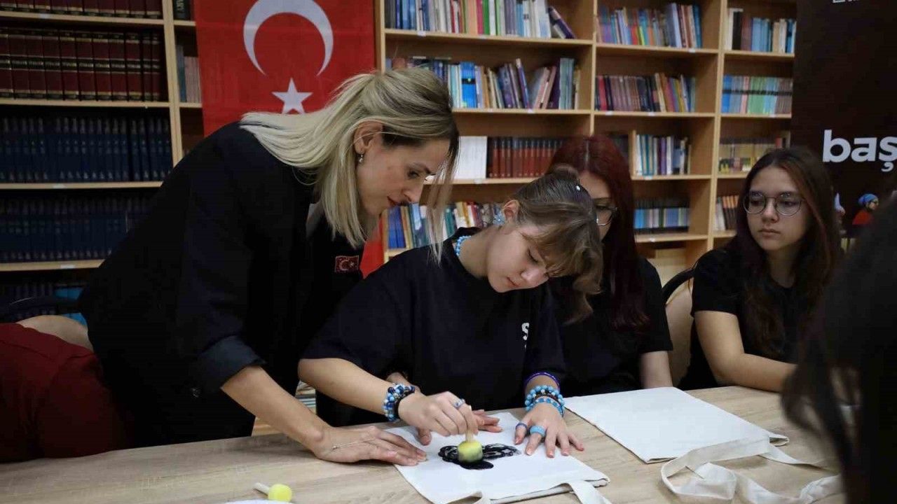 Sakarya’da Cumhuriyet coşkusu atölyeye taşındı: Gençlerden Atatürk’e özel tasarımlar