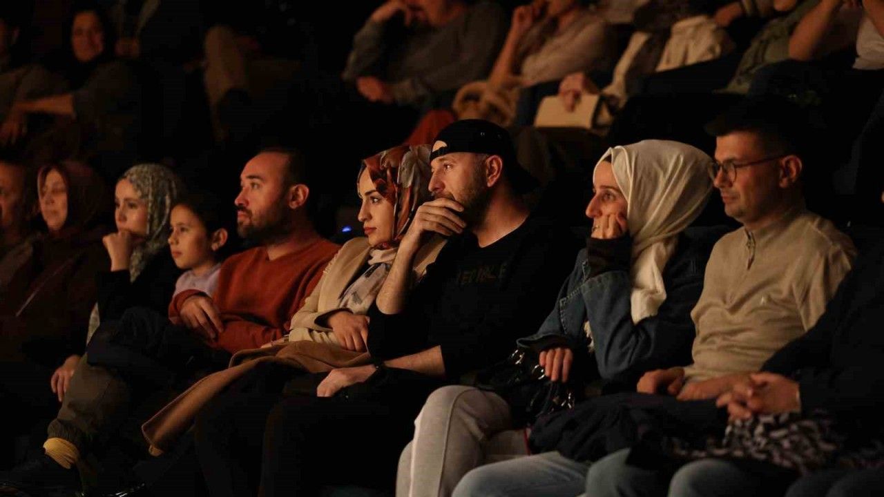 Sakarya’da Ekim etkinliklerine tiyatroyla veda: “Mükemmel Partner” ayakta alkışlandı