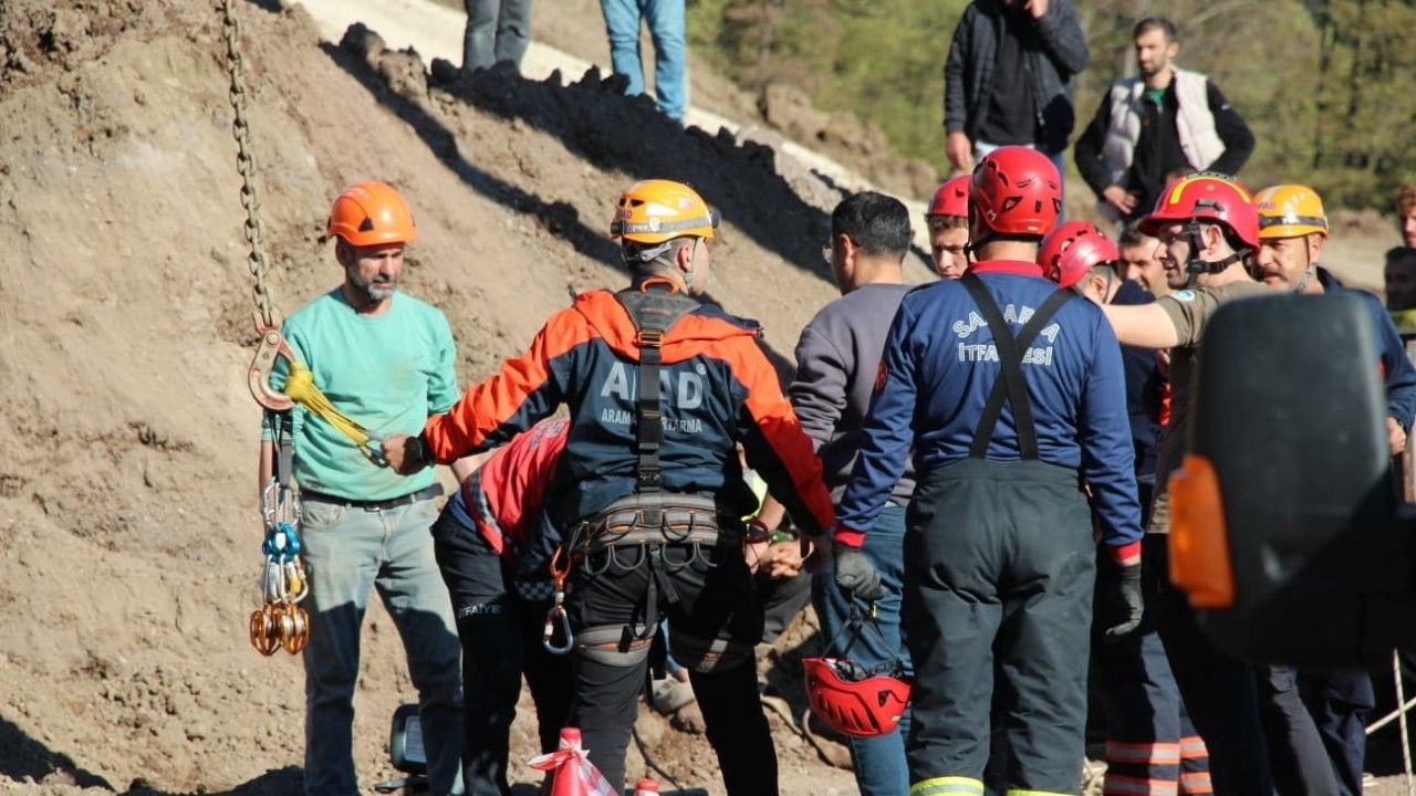 Sakarya’da yol çalışmasında can pazarı: İşçi 30 metrelik kuyuya düştü