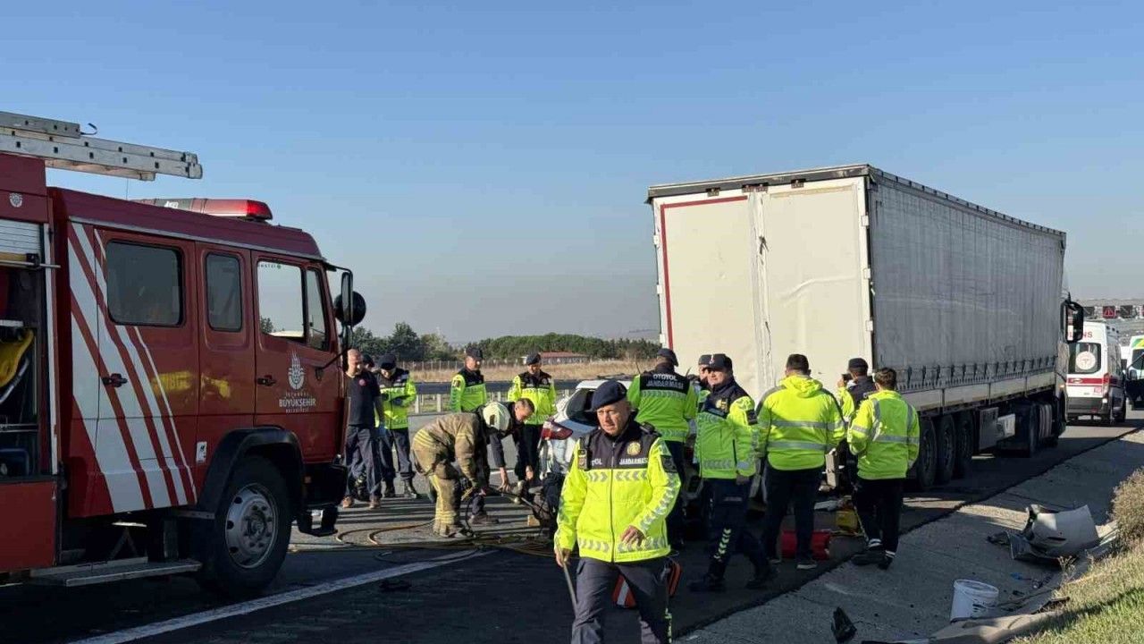 Silivri Fenerköy’de sabah saatlerinde can pazarı: Araç tıra arkadan çarptı