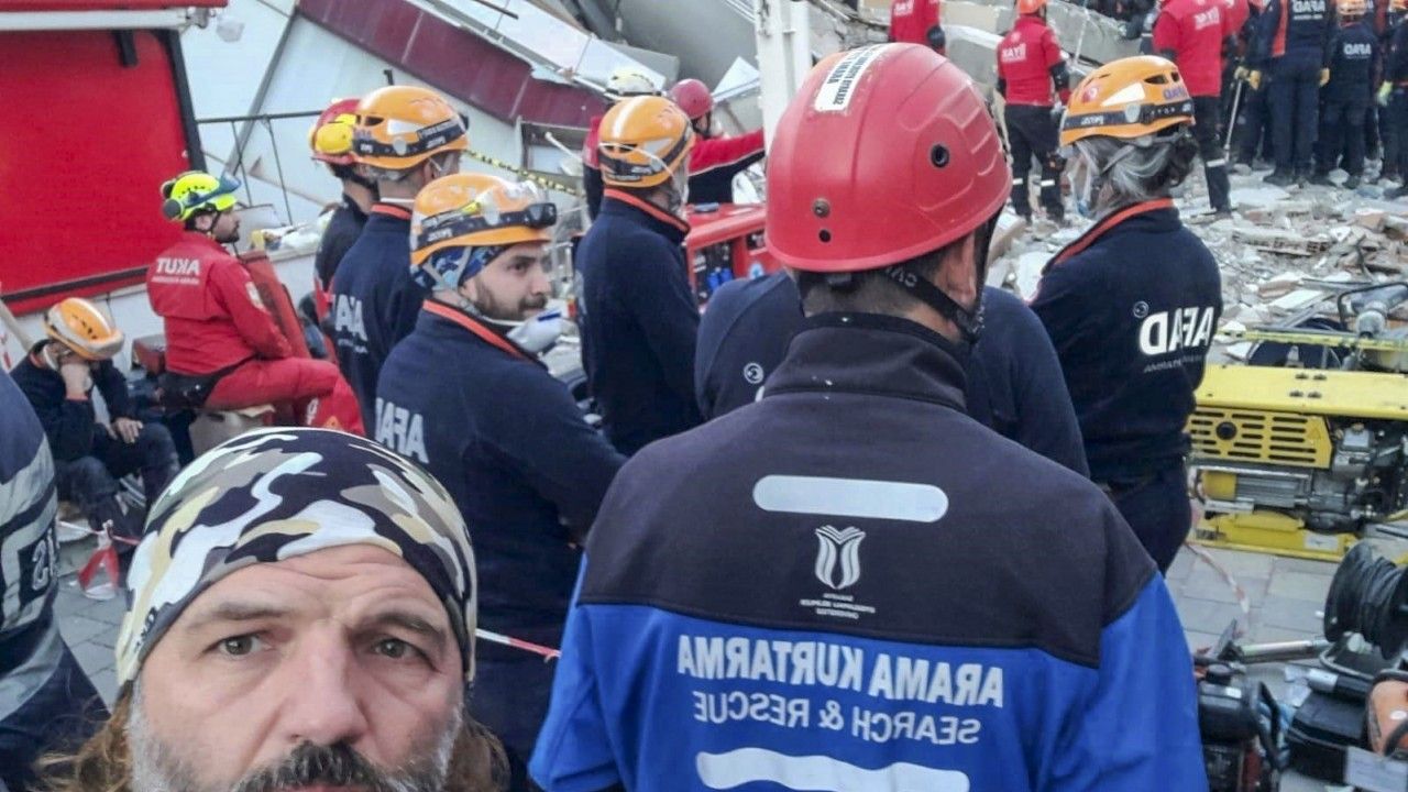 SUBÜ ekibi Gebze’deki çökmede görev başındaydı: Arama kurtarmaya destek verdiler