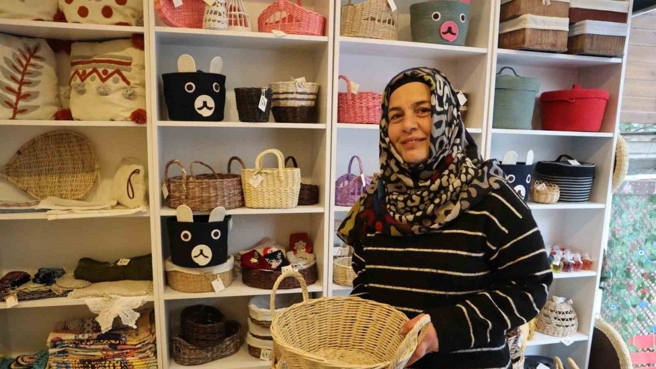 Yalovalı kadınlardan çevreci dönüşüm: Atık kâğıtlar sepet oldu, turistlerin ilgisini çekti