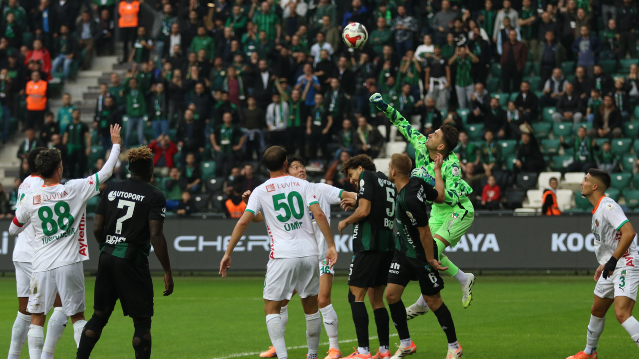 Kocaelispor ve Alanyaspor Arasında İlk Yarıda Gol Sesi Çıkmadı