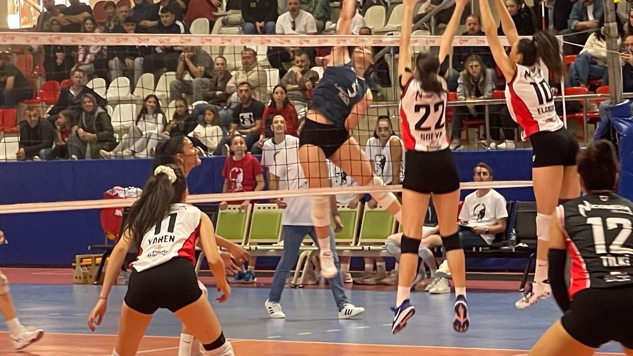 Hasan Gemici’de voleybol şöleni: Derbiler nefes kesti, salon tıklım tıklımdı