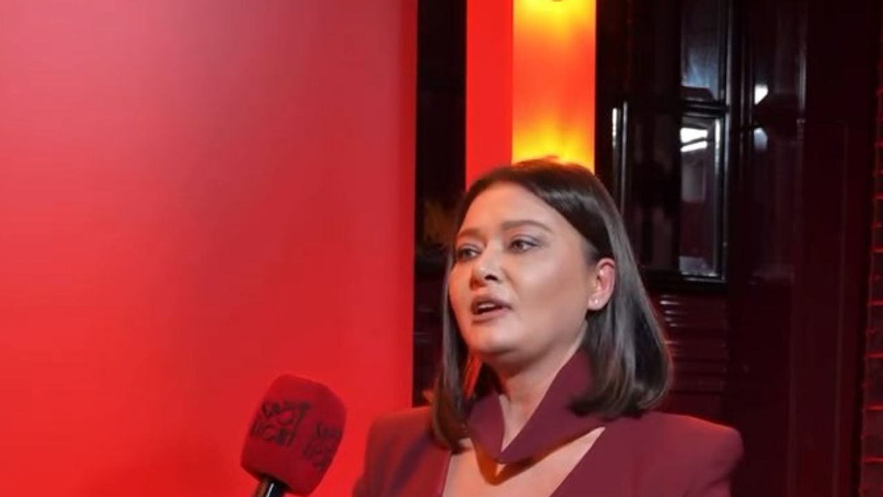 49 yaşındaki Nurgül Yeşilçay ödül töreninde büyüledi: Sosyal medyada yorum yağdı