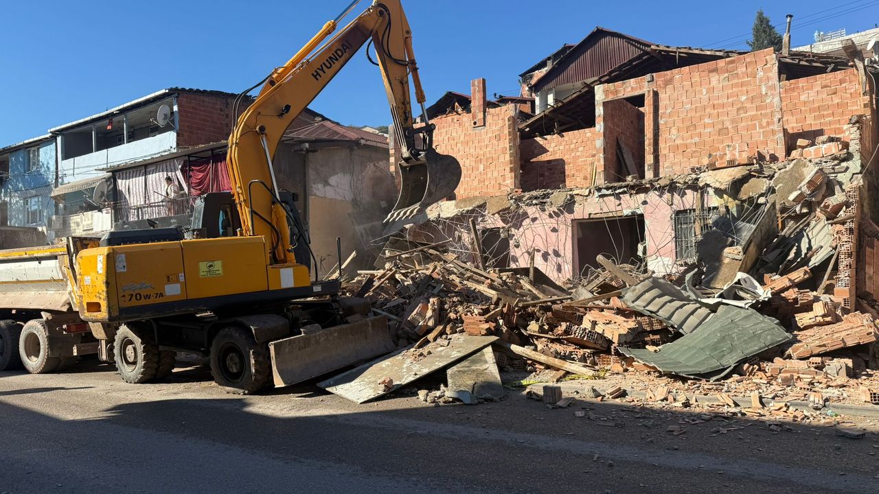 İzmit Belediyesi'nden kaçak yapıya müdahale: Tavşantepe’de yıkım gerçekleştirildi