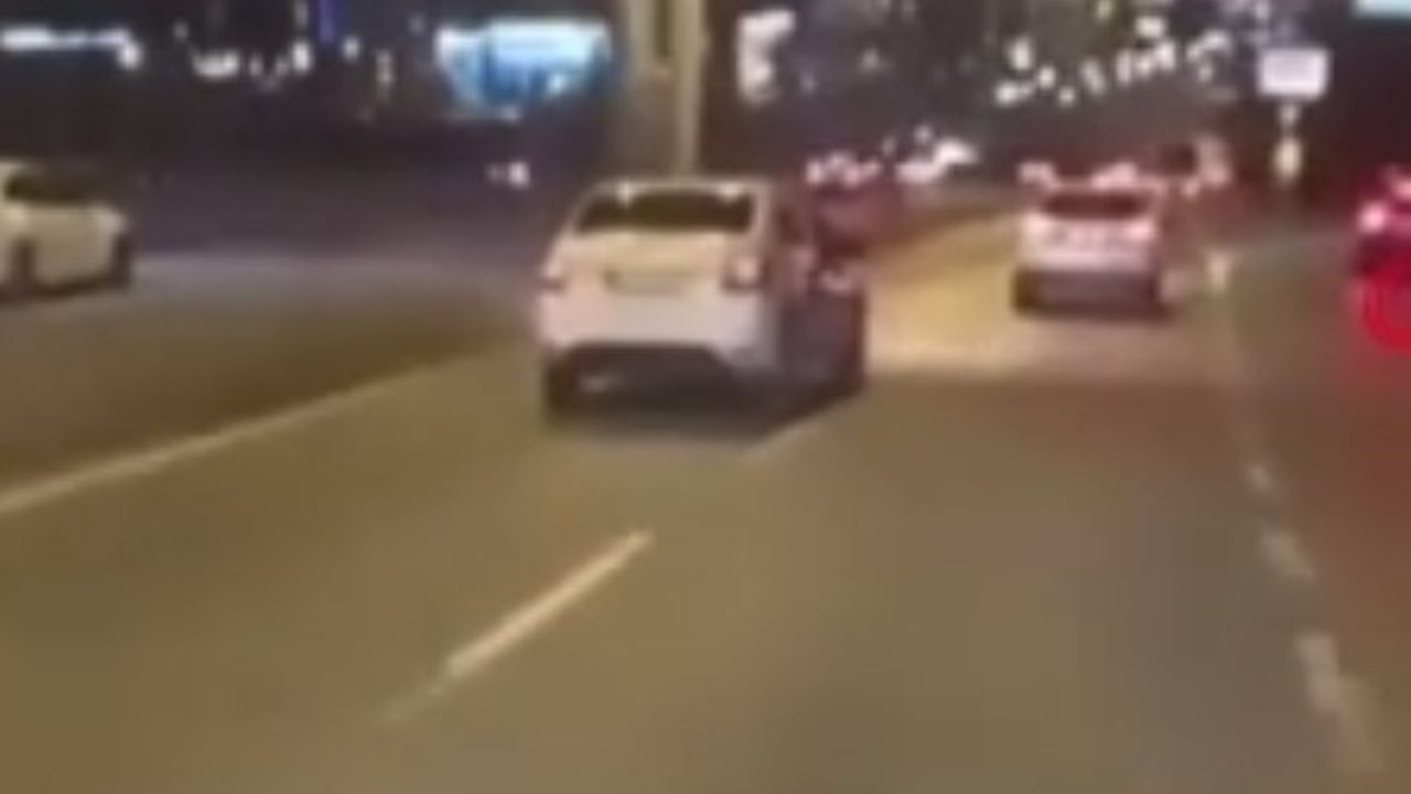 Motosikletli metrelerce sürüklendi! Kaza anı kask kamerasına saniye saniye yansıdı