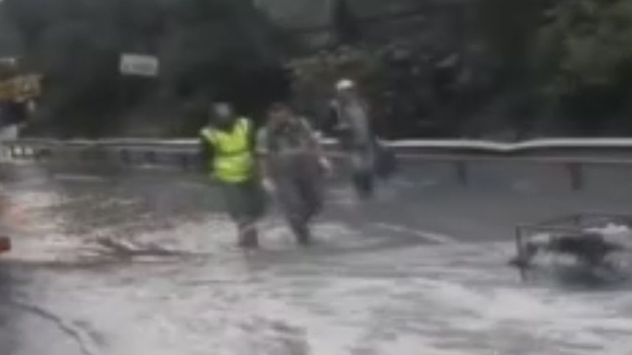 Kemerburgaz yolunda sürücüler zor anlar yaşadı! Yağmur suyu ilerlemeyi engelledi