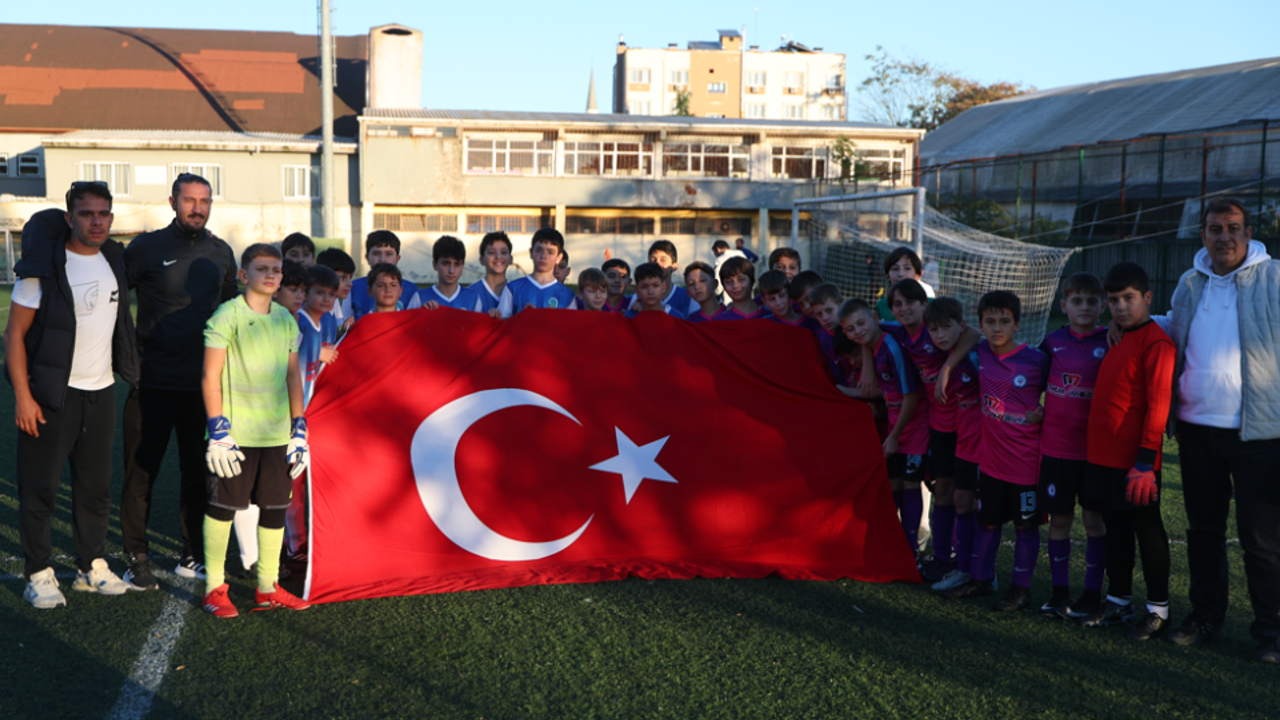 Cumhuriyetin Çocukları Sahada Bayramı Kutladı