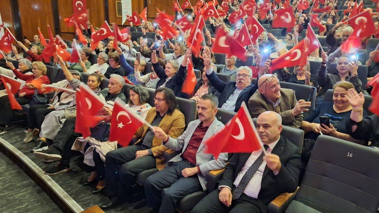 Vali Aktaş'ın katıldığı Cumhuriyet konserine Kocaelilerden yoğun ilgi