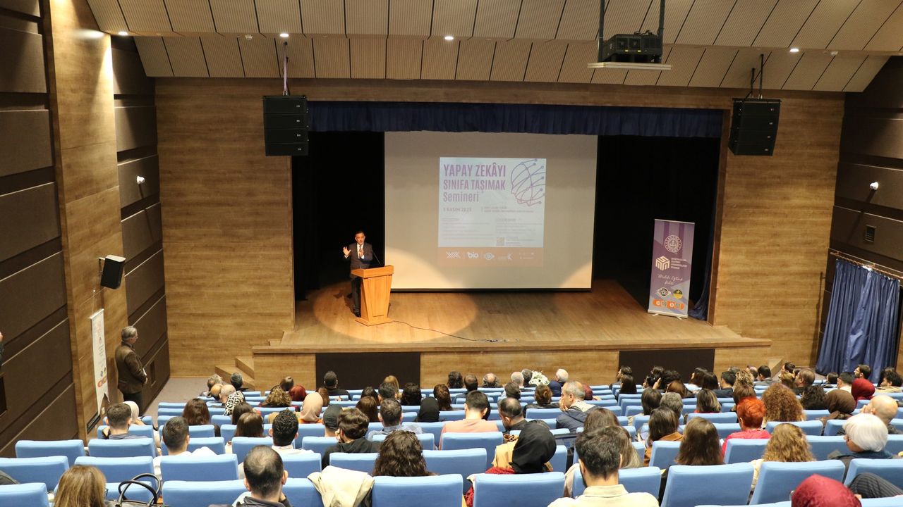 GTÜ’de yapay zeka sınıfa girdi: Öğretmenler için yenilikçi uygulamalar tanıtıldı