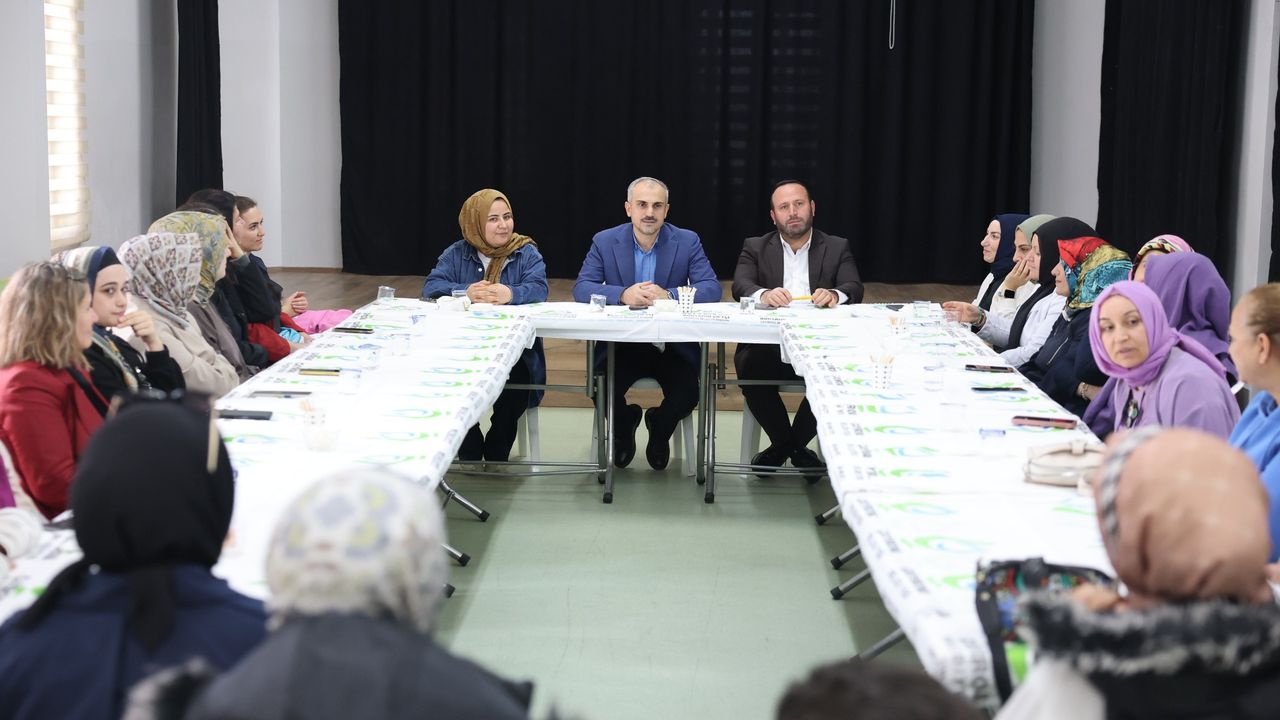 Başkan Çiftçi, Akse Bilgi Evi’nde Kursiyer ve Velilerle Buluştu