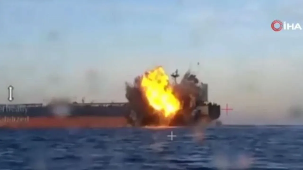 Karadeniz'deki geminin vurulma anı ortaya çıktı