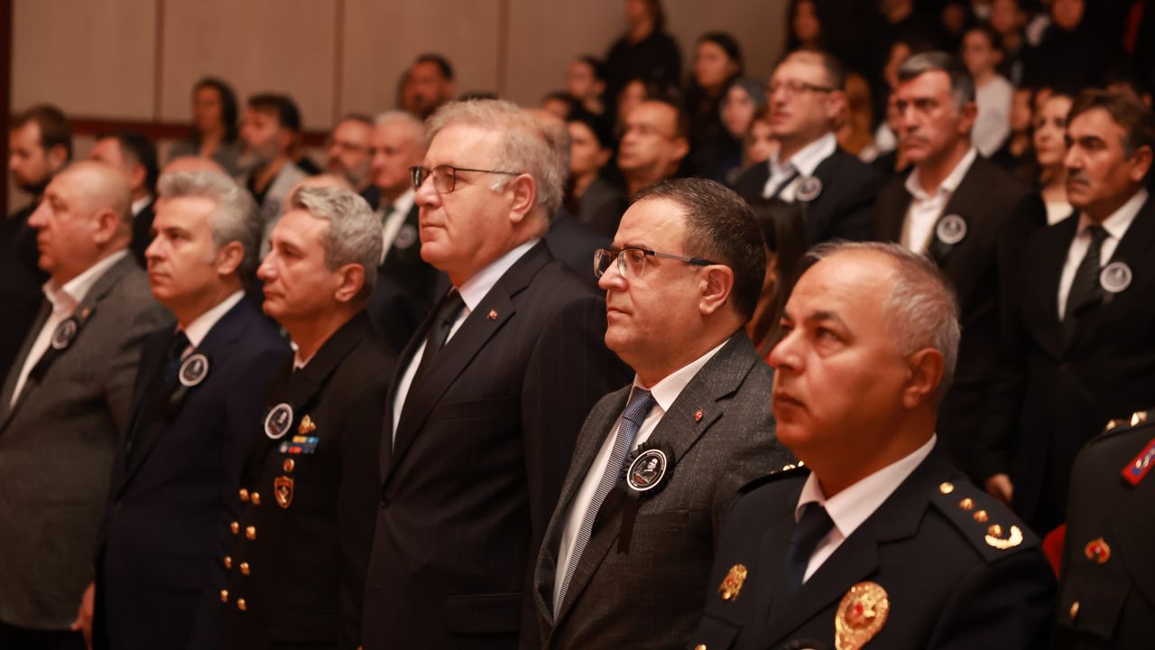 Bayraklar yarıya indi, Derince’de öğrencilerden anlamlı 10 Kasım programı