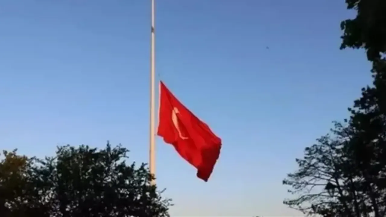 10 Kasım'da Bayrak Asılır mı, Ne Zaman Yarıya İndirilir? İşte Bayrak Tüzüğü