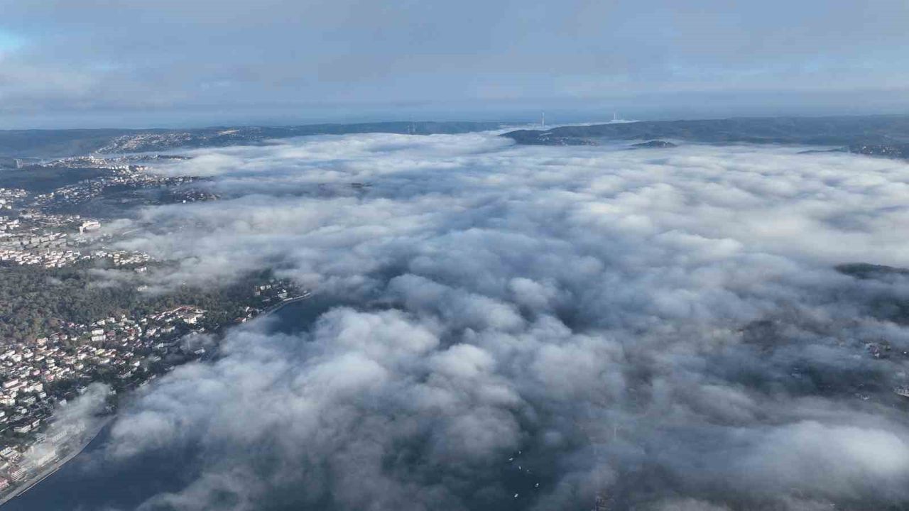 İstanbul sisle birlikte kartpostallık görüntülere sahne oldu