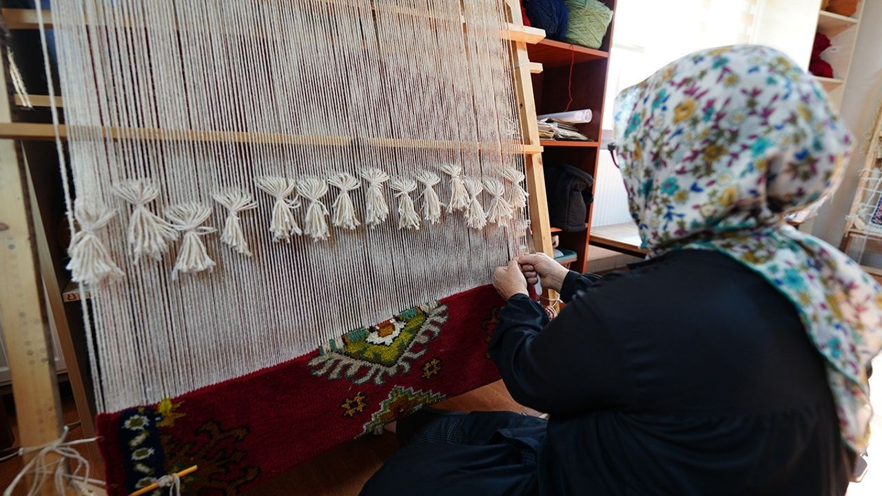 Hem geleneksel sanatları yaşatıyorlar hem de aile bütçelerine katkı sağlıyorlar